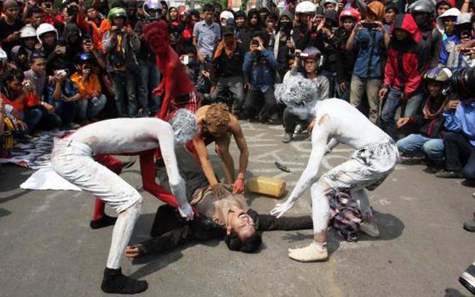 Students in Makassar hold theatrical action (Jateng Pos)